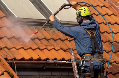 Démoussage et hydrofuge de toiture à Chirat-l'Église